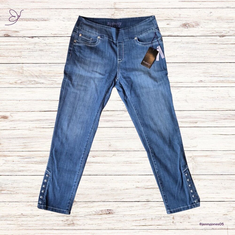 Bluberry Denim Light Blue Women's Capri Jeans with Button Accents~Size 12~NWT